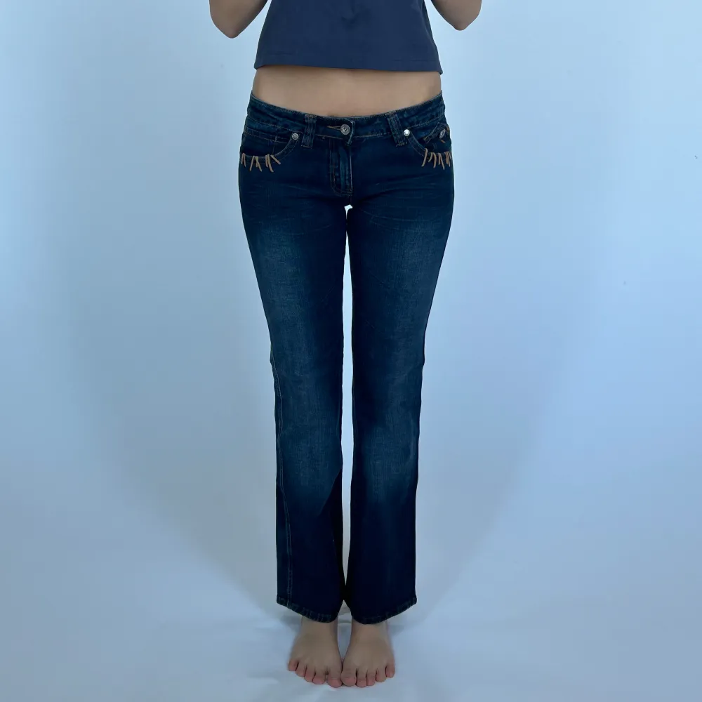 Superfina lågmidjade jeans. Bra skick och bra kvalité. 38 cm tvärs över midjan och 81 cm innerbenslängd . Jeans & Byxor.