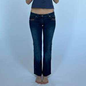 Superfina lågmidjade jeans. Bra skick och bra kvalité. 38 cm tvärs över midjan och 81 cm innerbenslängd 