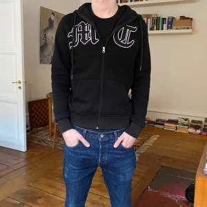 Tuttolente zip  - Tuttolente zip tröja i jätte bra skick, den ända defekten är på ena snöret, (sista bilden). Nypris är 1500kr. Killen på bilden är 183, storlek S men passar M.