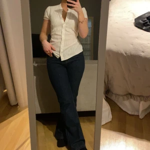 Blus - Vit blus. Storlek xs. Man kan justera hur tajt den sitter då det medföljer ett band man kan knyta åt. 