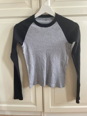Brandy Melville topp - Topp från brandy Melville, storlek onesize men passar xs/s. Använt fåtal gånger🥰