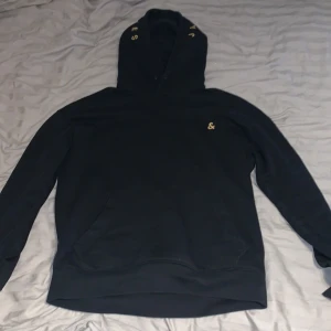 Jack & Jones Hoodie - Knappast använd men riktigt skön tröja  Vill dock bli av med den eftersom den knappast används 