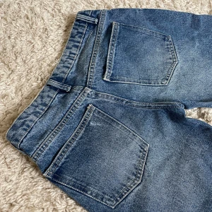Lågmidjade baggy jeans - Lågmidjad och wide leg modell. ❤️ Strl 34, men midjemåttet rakt över är 37cm och innerbenslängden är 78cm (jag är 167). Om fler mått önskas är det bara att fråga! 🫶 Perfekt skick förutom en minimal fläck som knappt syns, skriv privat för bild. 🥰