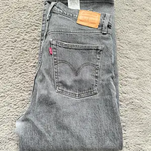 Snygga Levis jeans köpta i butik för runt 900 kr. Straight leg. Väldigt sköna! Säljs då det inte är min stil längre 💕