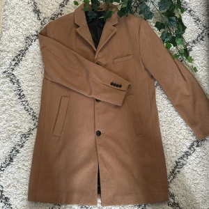 Trenchcoat  - En fin trenchcoat i bra skick. Har använt den max 5-7 gånger. Priset kan diskuteras och köparen står för frakt 📦 