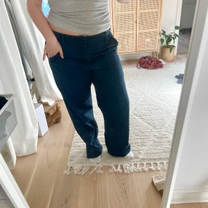 Baggy chinos - Baggy chinos- marinblå. Köpta på beyond retro! Står ingen storlek men skulle uppskatta M/L. Jag är ca 162cm för referens💞