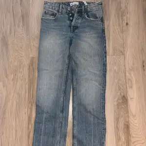 Zaras low waist straight jeans. Säljer då dom blivit försmå och använder de inte längre. De är i vanlig blå jeans färg med lite ljusare vid knäna. Skulle själv anse att de är mer mid än low. 