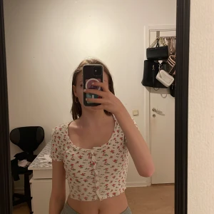 Blommig topp - Köpt på new yorker. Säljer då jag inte den längre