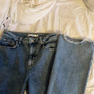 Jeans från NA-KD med slitningar längst ner och stretchiga material. Storlek 36. Inga fläckar 