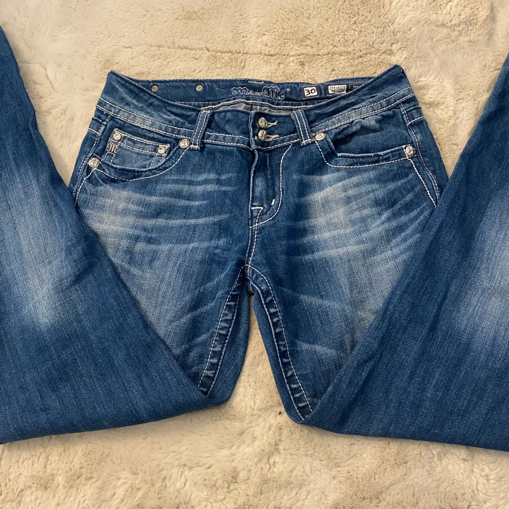 Säljer dessa då de är för stora, storlek 30 straight lowwaist. Skriv för fler bilder💋. Jeans & Byxor.