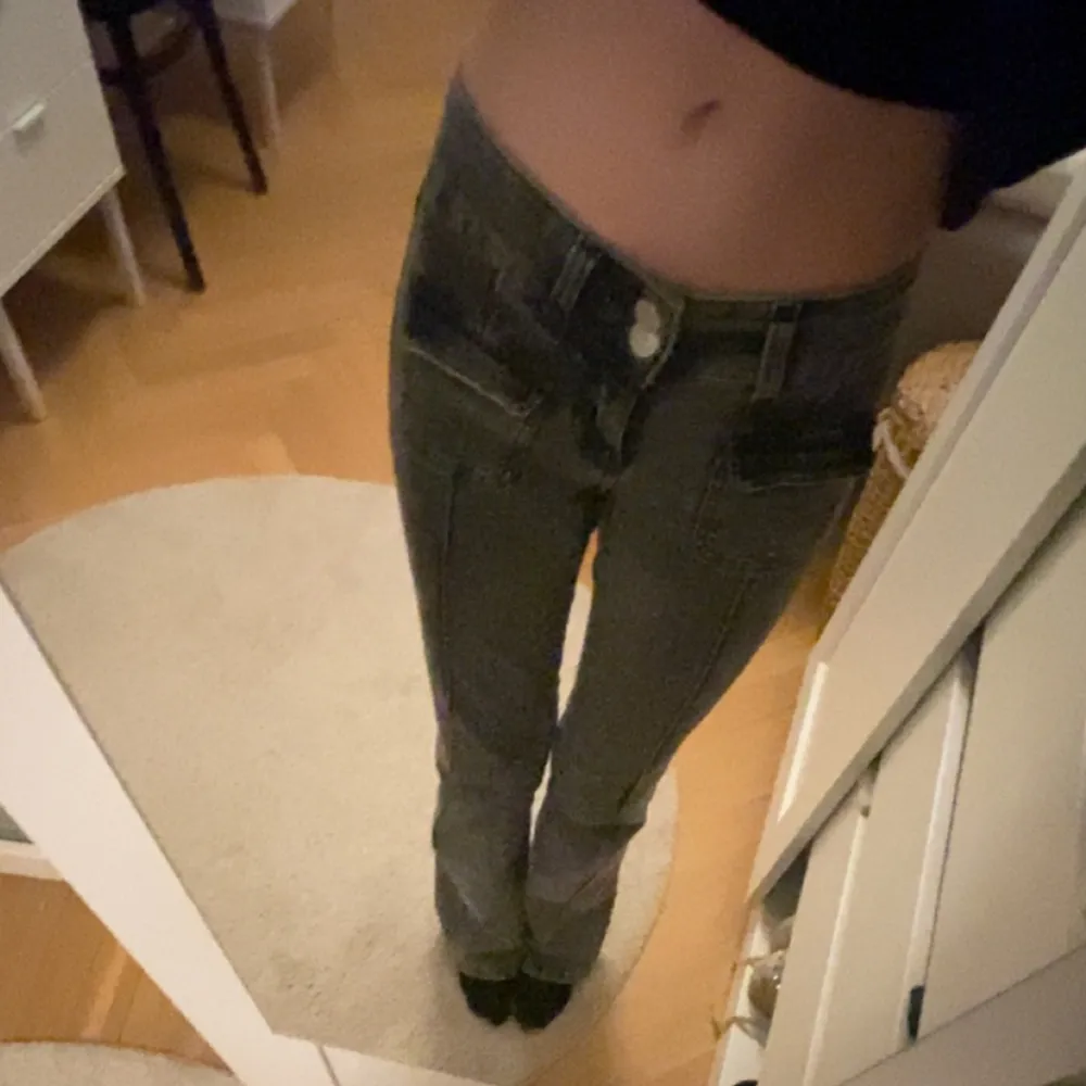 Bootcut, lowwaist! Orginalpris: 700, helt slutsålda på hemsidan och använt dem fåtal ggr.. Jeans & Byxor.