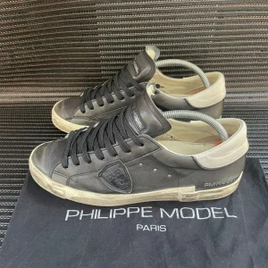 Philipe model - Tjena! Säljer nu ett par riktigt feta philipe model skorna är storlek 41🔥 box medföljer tyvvär inte men dustbag å allt annat följer med 🤩hör av er vid intresse🔥