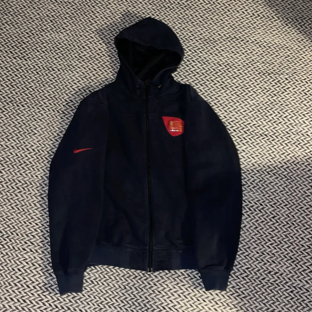 Cool Nike tröja. Bra skick, skriv för mått eller vid frågor.. Hoodies.