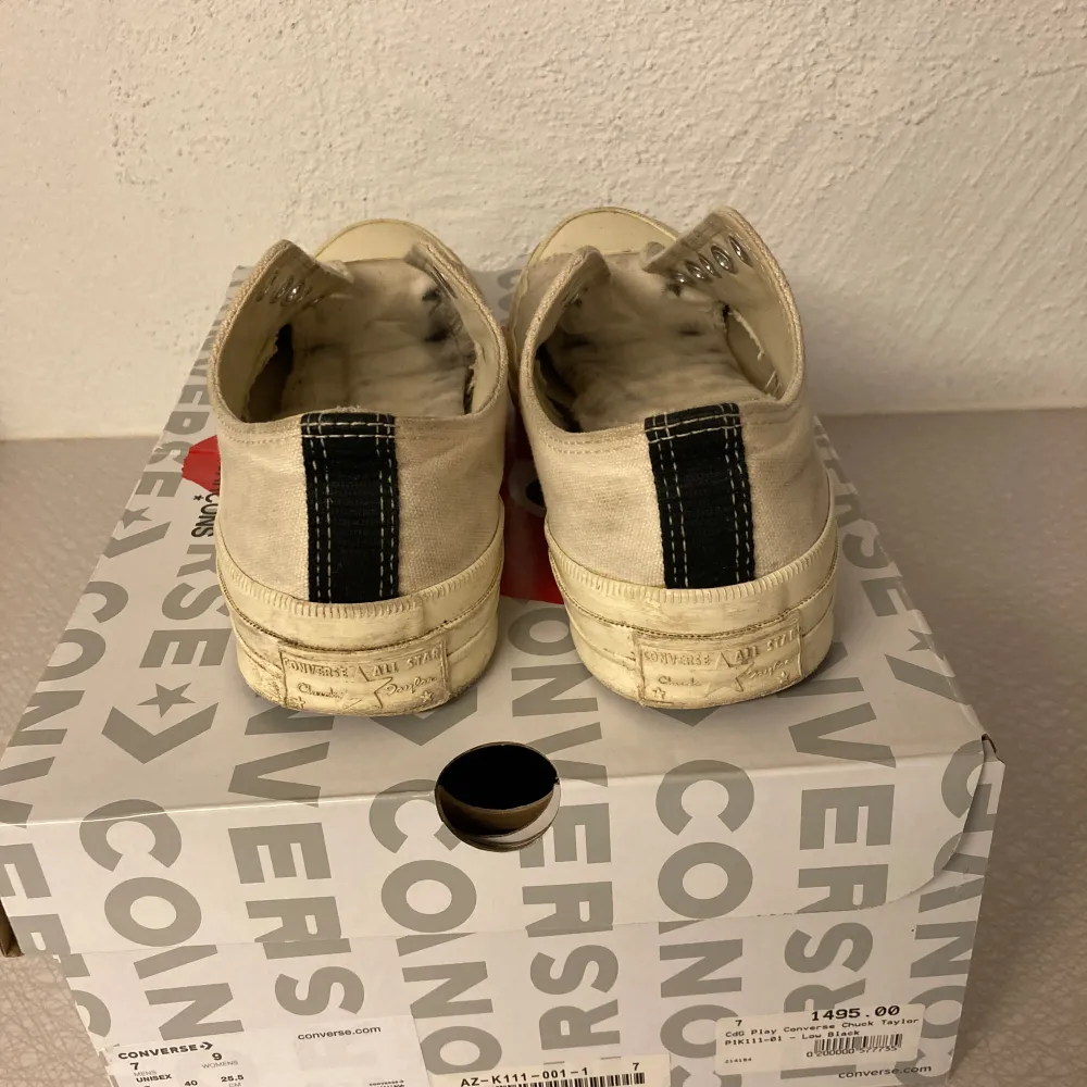 •Ett par Cdg converse low cream • Skick i nuläget 7/10 men kan rengöras om de skulle vara så • Nya fräscha snören kommer till  • Strl 38 • Ny pris 1600 kr  . Skor.