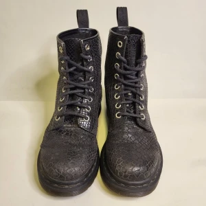 Dr Martens Kängor Storlek 38 Läder Boots Skor Svart - 14 dagars ångerrätt! Skorna har en del tecken från användning, bland annat slitage under (bild 2), slitage och ett litet hål där bak (bild 3) och slitage framme (bild 1). Hör av dig om du har några frågor! Tack för att du tittade!