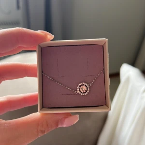 Lily and rose halsband - Säljer detta helt nya lily and rose halsband då den inte kommer till användning, aldrig använd. 💘❤️🫶🏽