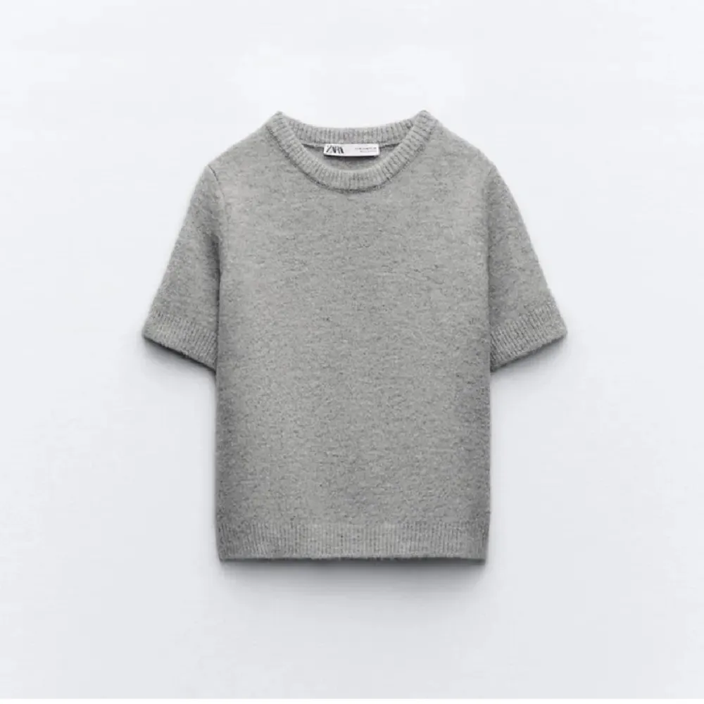 Säljer nu denna trendiga stickade t-shirten från Zara i storlek s. Fint skick och perfekt nu till våren. (Lånade bilder skriv privat för flera bilder). T-shirts.