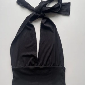 Crop top - Crop top med halterneck 