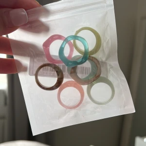 Färgglada ringar - Säljer dessa färgglada ringar, aldrig använda 💜❤️🧡💚