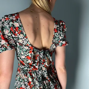 Blommig klänning - Nypris: 249kr. Använd en gång, i nyskick.