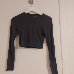 Kort långärmad tröja - Säljer då jag tycker den är lite för kort.