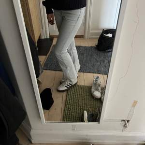 Så snygga Low waist jeans som även är bootcut och är i färgen ljusblå! Säljer för att de blivit försmå på mig. Jag är 162cm . Midjemåttet är 34-37 cm.  Den har jättesmå fläckar bak på benet men det går bort i tvätten!💗🙌använd gärna KÖP NU!