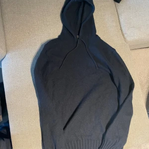 Stickade tröjor med luva  - Två stickade tröjor från dressman storlek m båda svart o mörkblå  Jättebekväma men knappast använda Köpte båda för 1000 säljer för 600 båda   Skriv om du har fler frågor 