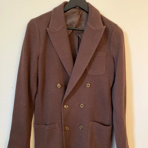 John Henric kavaj - Nyskick Sitter som M 