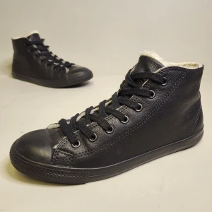 Converse All Star Fodrade Sneakers Storlek 39 Chuck Taylor Vinter Skor Svart - 14 dagars ångerrätt! Skorna är i bra skick. Inga hål på utsidan eller insidan. Ingen dålig lukt. Hör av dig om du har några frågor! Tack för att du tittade!