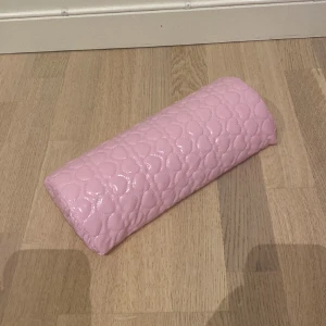 Nagel kudde  - En rosa söt nagel kudde, bra att ha under händerna när man gör naglar, det blir stadigare, snyggare och bättre.   