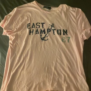 Rosa East Hampton T-Shirt - Rosa East Hampton tröja 
