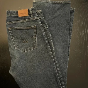 Sand - Sand Jeans  Jätte fina sand Jeans i storlek M (W29 L 34) Är bottcut och är middwaisted. Är i jätte fint skick, 10/10 kvalite! Är själv 166 och längden är PERFA