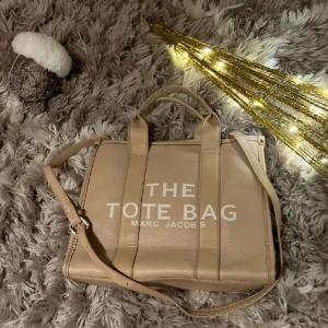 The TOTE bad - The Tote bag Marc Jacobs, ny och jättefin! Köpt utomlands och är en kopia. 