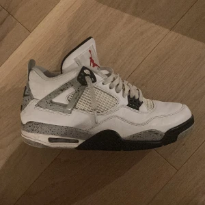 Jordan 4 white cement  - Säljer mina Jordan 4 White Cement. Sparsamt använda men har några defekter. Box ingår och de e såklart äkta. Kom gärna med frågor eller funderingar. Går ner i pris vid snabb affär 