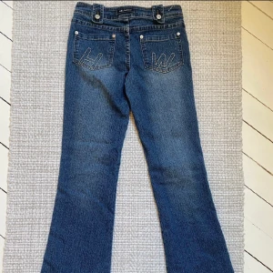 lågmidjade jeans  - säljer dessa supercoola lågmidjade jeansen!! jättefint skick