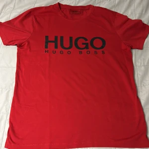 Röd Hugo Boss tshirt  - En röd Hugo Boss tshirt i storlek XS men passar även S. 