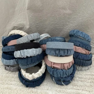 Headband ⚡️ - Jeansdiadem gjorda av UF företaget Headband ⚡️Vår idé är att återbruka jeans till att göra trendiga diadem, av kvinnor, till kvinnor, för kvinnor 💙 Finns i olika stilar och modeller! DM vid intresse ☺️