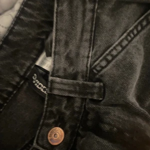 Cargo svarta byxor från H&M  - Mycket snygga och bekväma cargobyxor, hög midja, byxor köpta för ca 1 år sedan och inte särskilt slitna, dock är byxornas fållar lite trasiga då jag är väldigt kort.