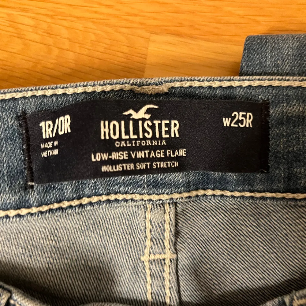 Super fina low waist bootcut jeans!! Köpt i london, användt 1 gång. Säljer pga dom är för korta för mig (är ca 170)  Pris kan diskuteras. Jeans & Byxor.