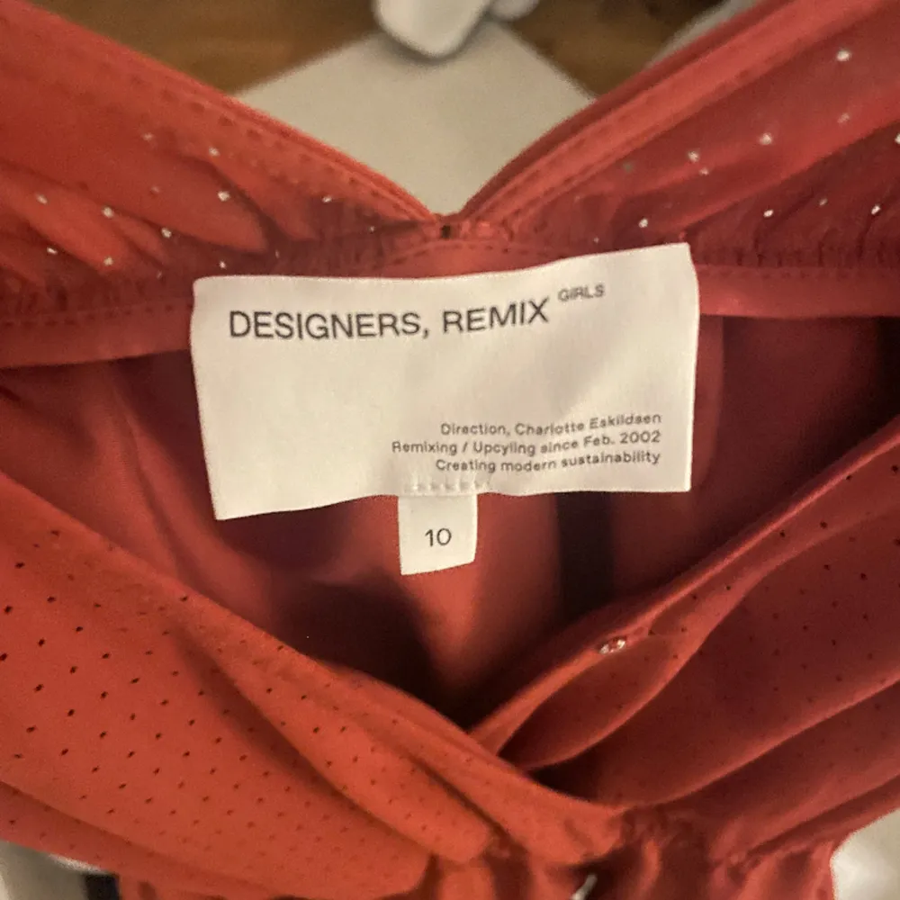 Säljer mina jättefina Designers Remix klänning pga att den tyvärr har blivit för liten. Passar perfekt nu till jul! Modellen är ca 150 cm lång och passar henne precis🥰 ordinarie pris: 2100kr. Klänningar.