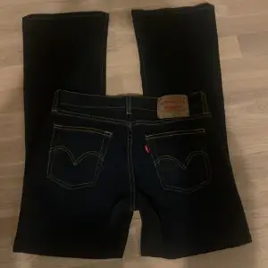 Mörkblåa Bootcut jeans med låg midja. Köpta sacondhand, väl använda. 