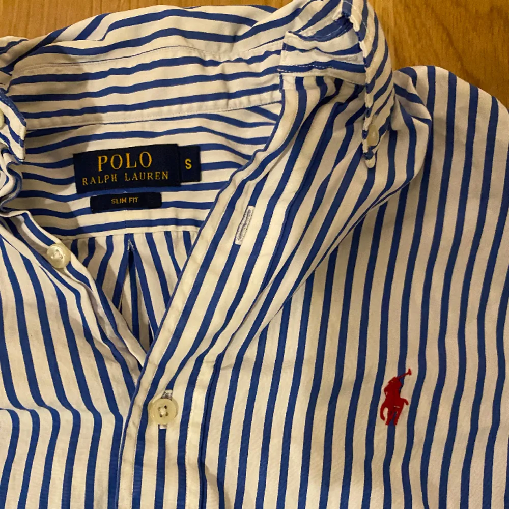 Säljer min brors Ralph Lauren skjorta i storlek S. Den är i nyskick o jättefin som passar perfekt till sommaren😍 skriv om ni är intresserade eller har frågor. . Skjortor.
