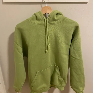 Grön hoodie - !!allting tvättas innan jag skickar iväg!! En jätte skön grön gosse från bikbok i storlek S som tyvärr inte har fått så mycket kärlek🩷 Om ni vill ha mått så får ni komma privat och fråga🩷🩷
