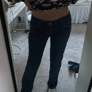 Lågmidjade jeans från levi’s - Lågmidjade jeans från Levis som inte kommit till användning strl 34/36