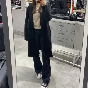 Zara kappa  - Säljer denna fina kappa från zara, den är nyskick då jag bara använt den 1 gång. Den passar inte riktigt min stil längre. Nästan i lite mocka liknande material, ganska varm jämfört med andra kappor. Perfekt till hösten/våren.☺️ Jag är 160cm!