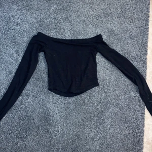 Of shoulder tröja - Of shoulder tröja i fint skick svart från H&M!!kontakta vid intresse av att köpa och tar bara emot Swish