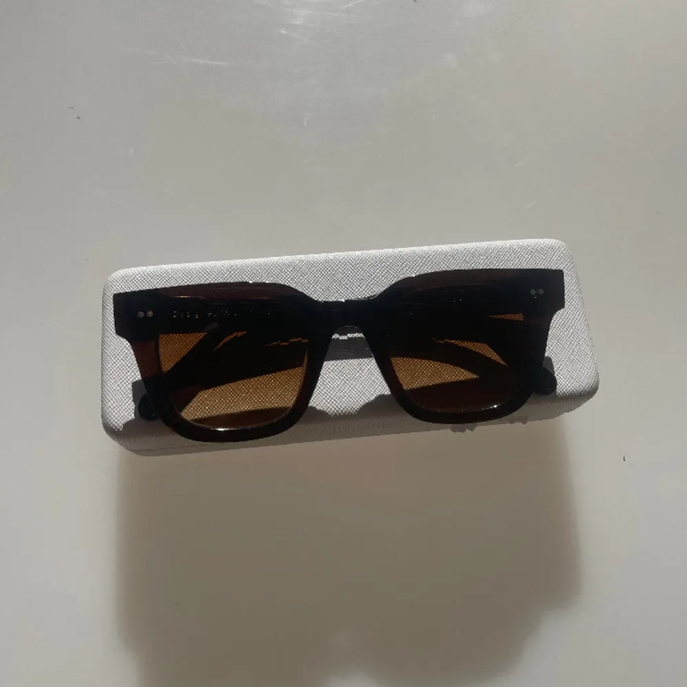 Säljer mina chimi solglasögon i modell 04 i färgen mörk brun. De är i nyskick, inga repor eller märken.  . Övrigt.