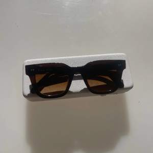 Säljer mina chimi solglasögon i modell 04 i färgen mörk brun. De är i nyskick, inga repor eller märken.  
