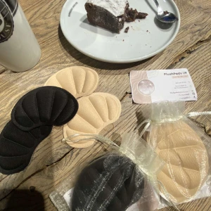 PLUSHPADS UF - Vi säljer skoinlägg som förhindrar slitage i skon samt skoskav! Finns i färg beige och svart. 99 kronor/par🧸🩷