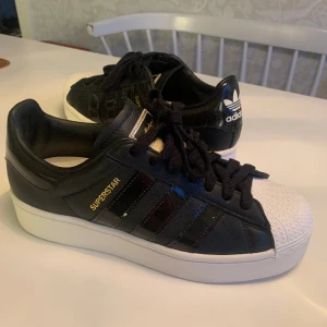 Adidas Superstar - Helt nya och oanvända superstars i storlek 39! Nypris 1200kr